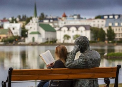 Mujer leyendo en Islandia
